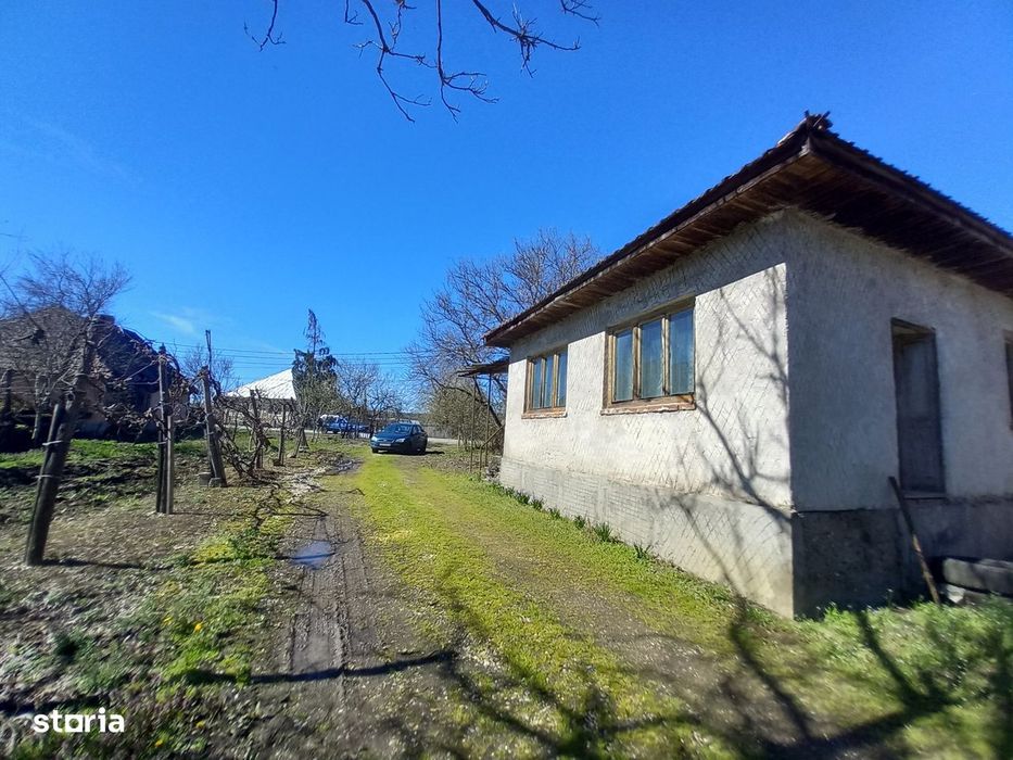 Casa cu 3 camere, in zona centrala a localitătii Lucăcesti Maramures!