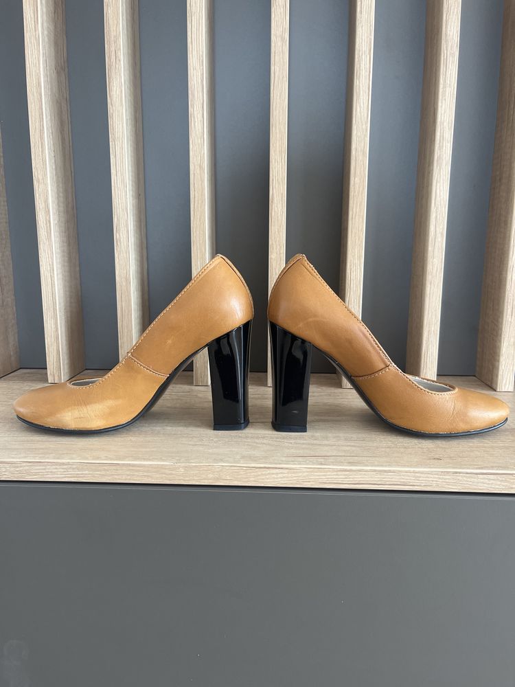 Vând pantofi cu toc din piele marimea 36-37