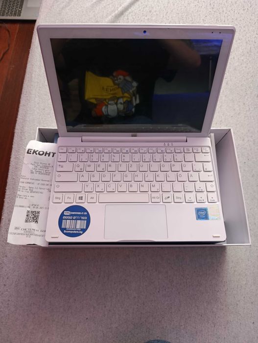 Четири – Ядрен 2v1 Лаптоп-таблет Oliver Book