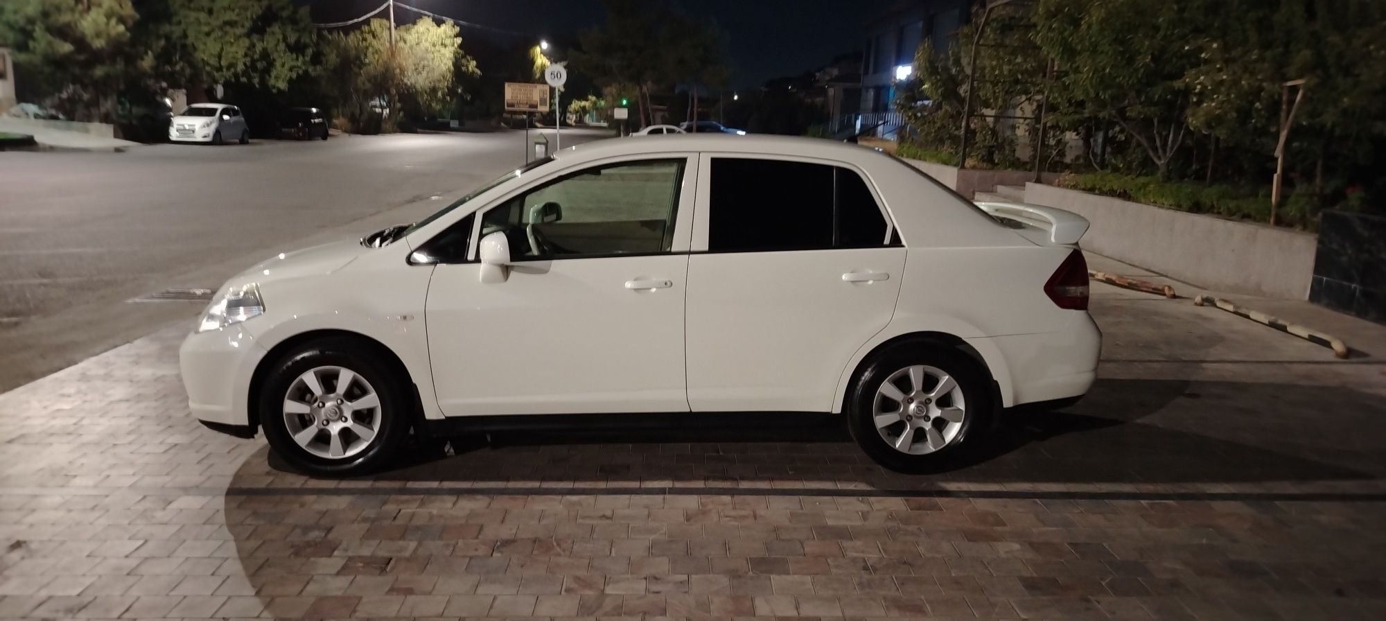 Nissan tiida  1.8 срочно сотилвоти