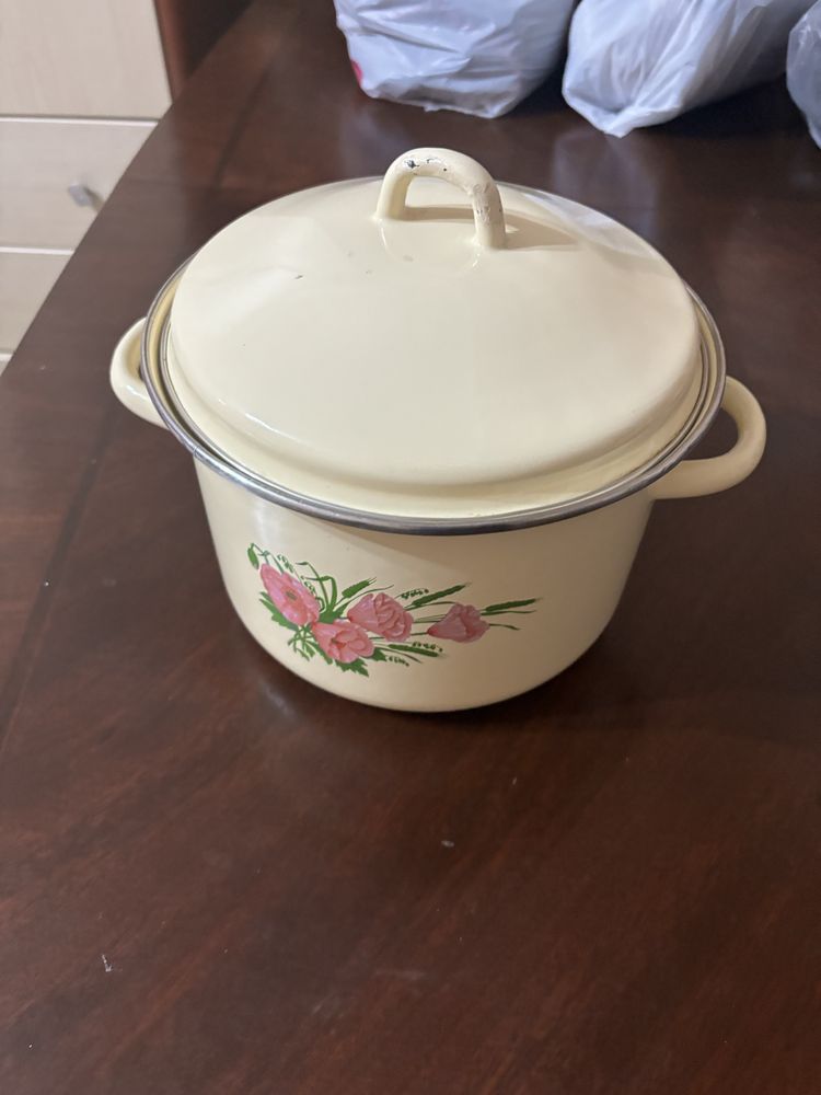 Продам эмалированную кастрюлю