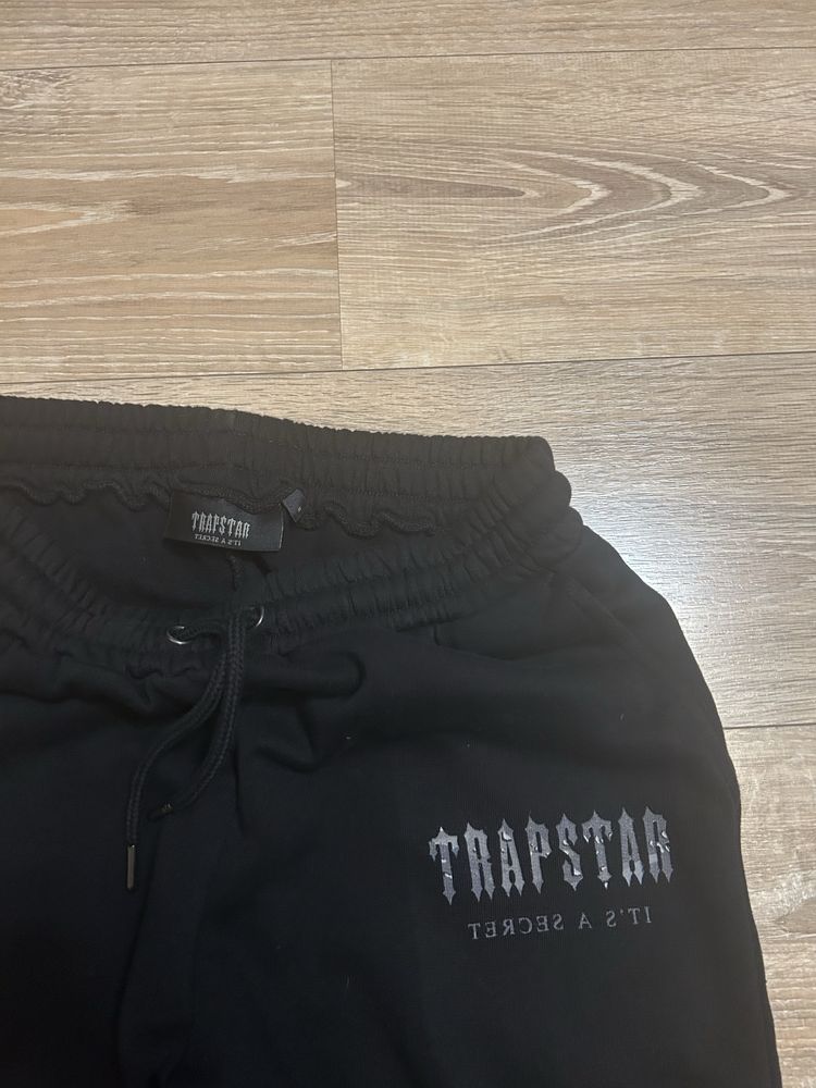 Чисто нов Trapstar екип