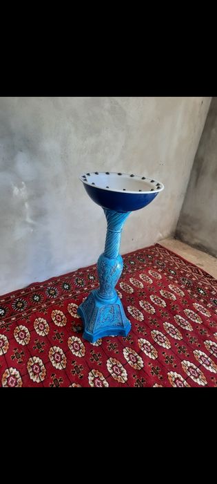 Fântână arteziană veche din ceramică