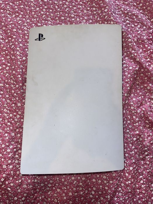 Плейстейшън 5 със джойстик