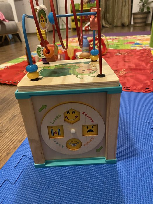Cub interactiv din lemn
