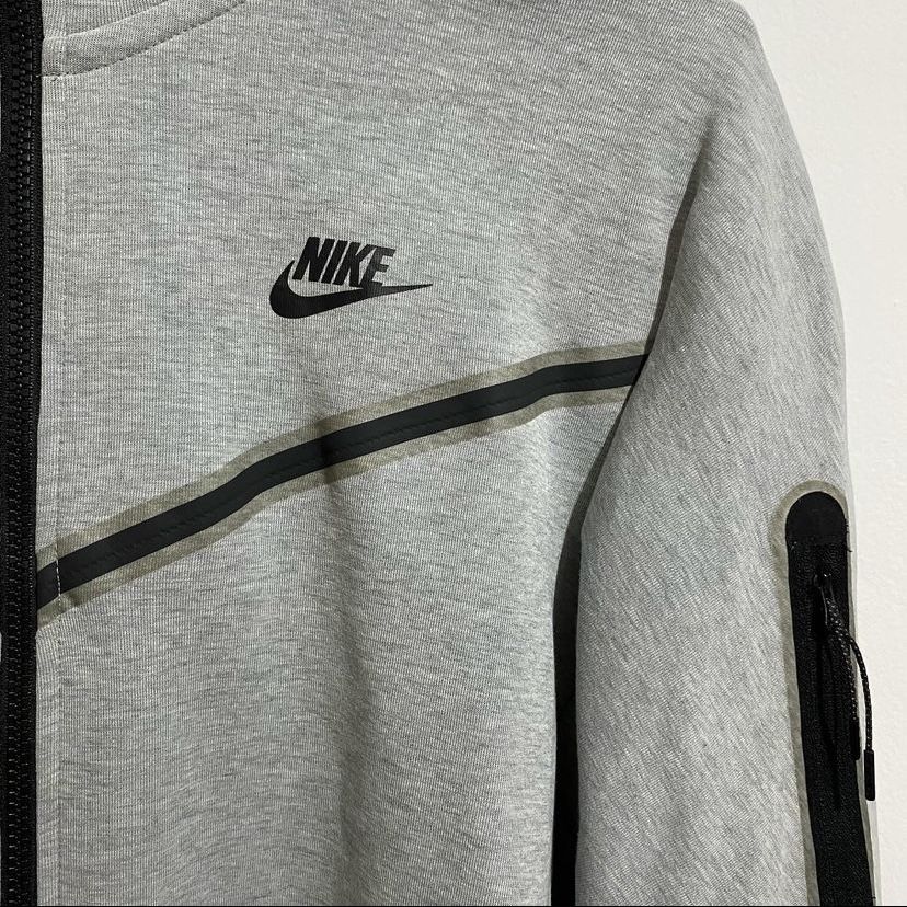 Hanorace Nike Tech Fleece - (Disponibil cel Gri)