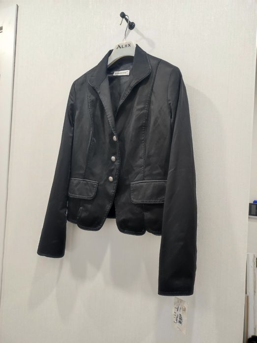 Пиджак женский р44 новый, покупала в Стамбуле, качество отличное
Строй