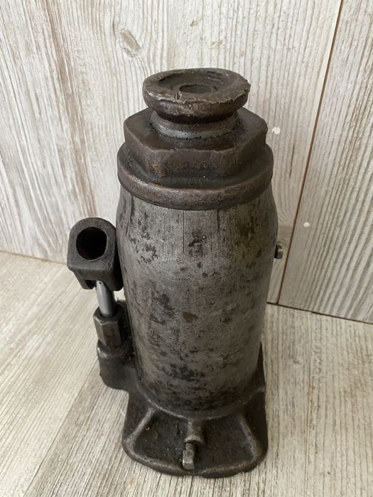 Продам домкрат мошный гидравлически 12 тоный производство СССР