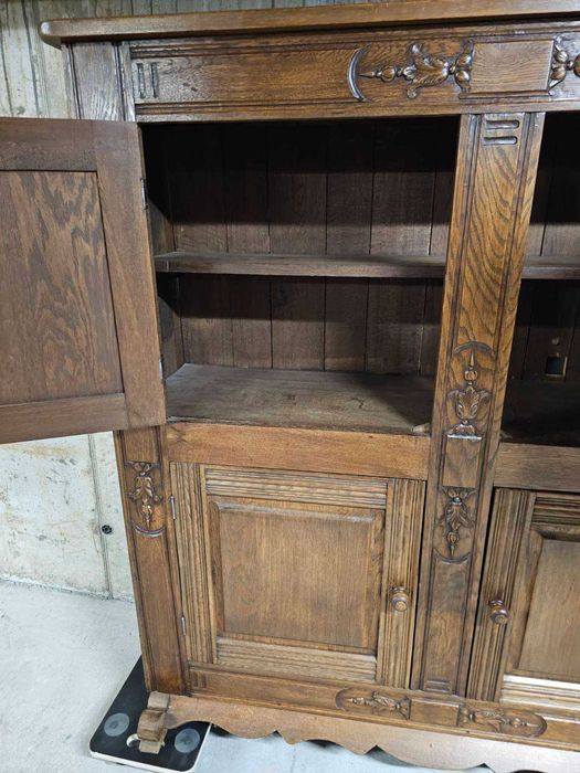 Трапезен шкаф с дърворезба