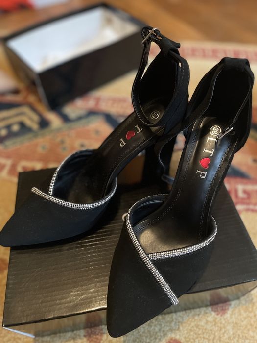 Vand pantofi marimea 37,38 ca noi