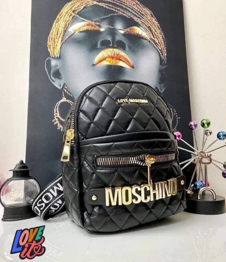 Rucsac Moschino import Italia, logo metalic auriu, Italia