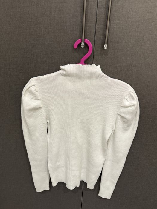 Водолазка белая.