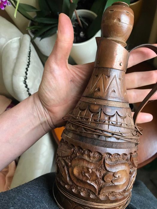 Продавам дървен сервиз с дърворезба  за ракия