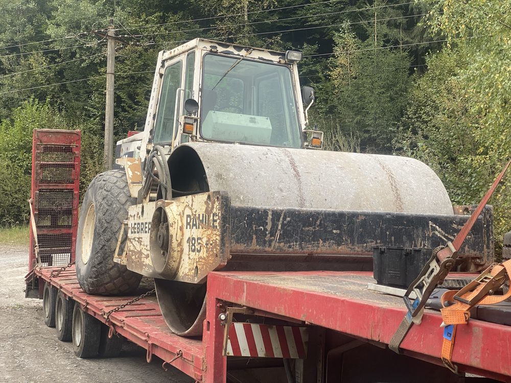 Închiriez cilindru compactor terasiere 18,5 tone