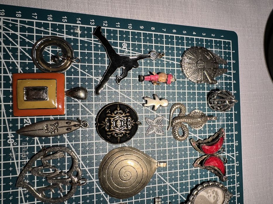 Lot 31 bijuterii vintage – broșe & pandantive diverse, colecție unică