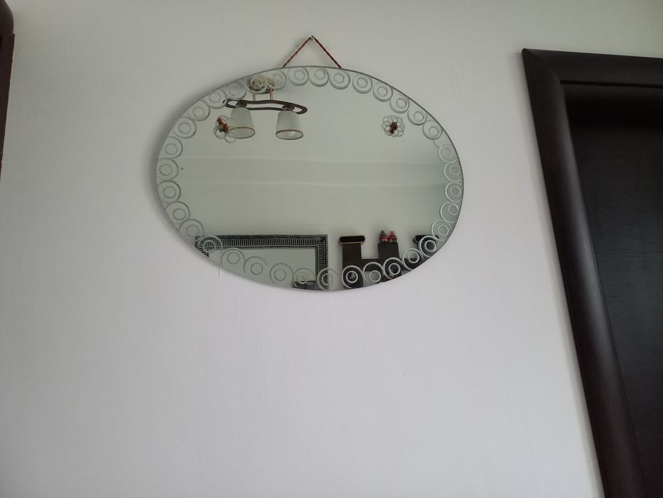 2 oglinzi de perete cu ornamente gravate, in stare foarte buna.