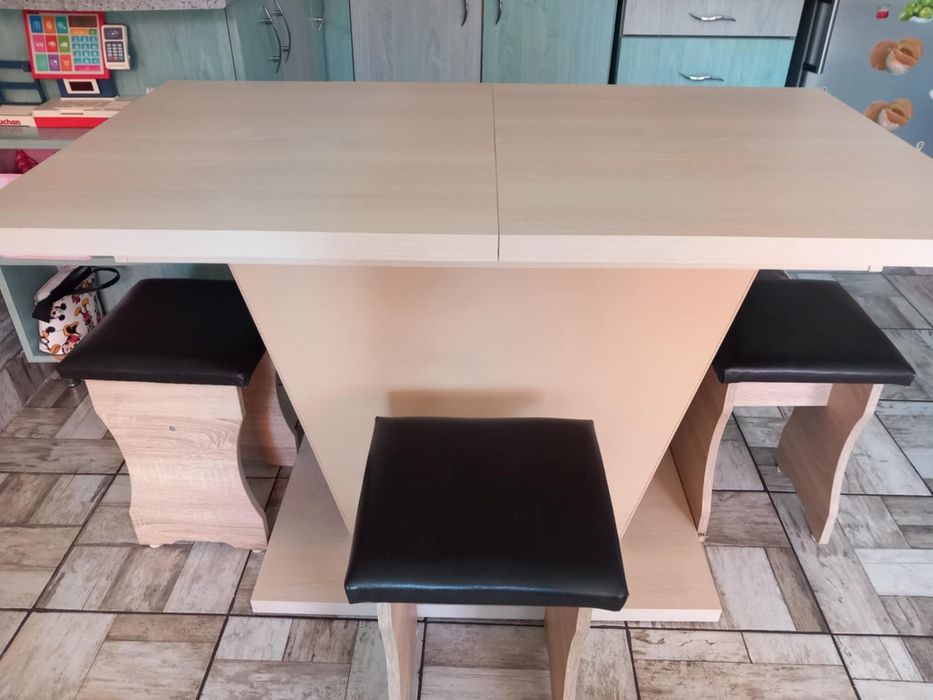 Vând masa extensibila cu 4 scaune