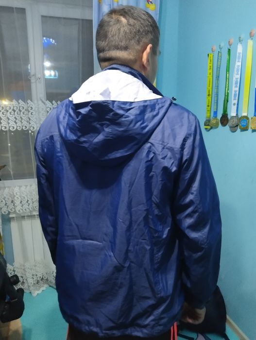 Продам ветровку мужская.