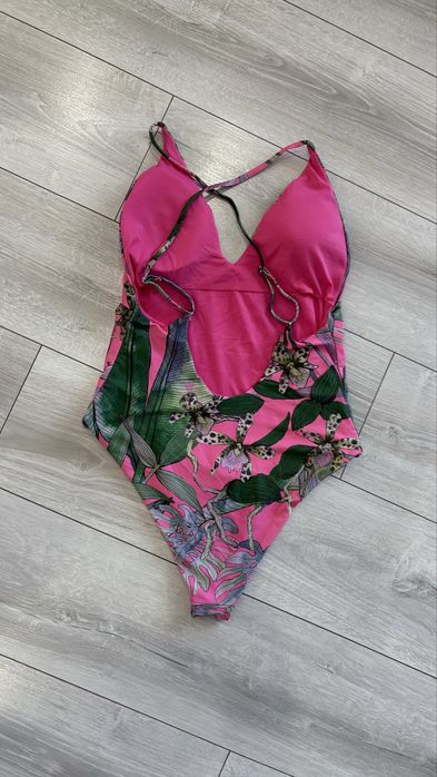 Красив Цял бански с подплънки и кръстосан гръб