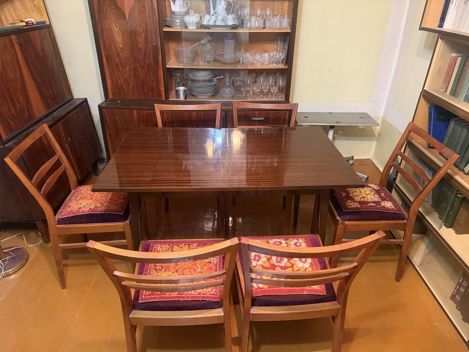 Стол со стульями