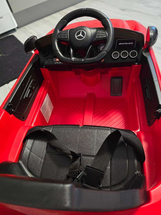 Електрически детски мерцедес, подходяща за деца над 2 години.