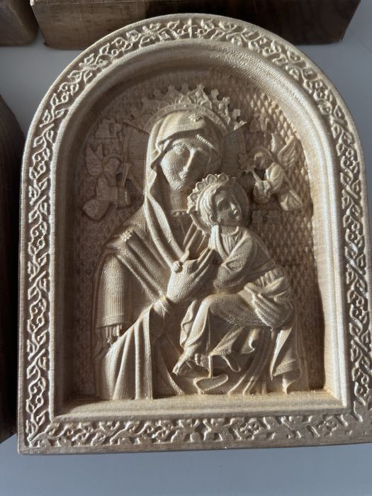 Icoane lucrate in lemn
