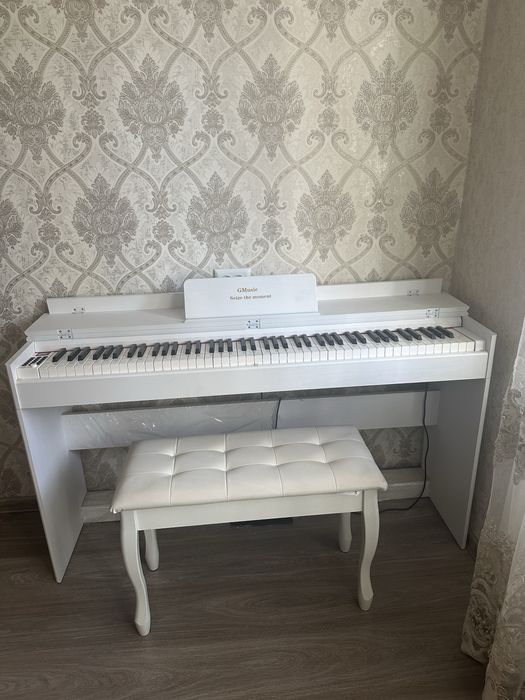 Продаю цифровое пианино GMusic (белое)