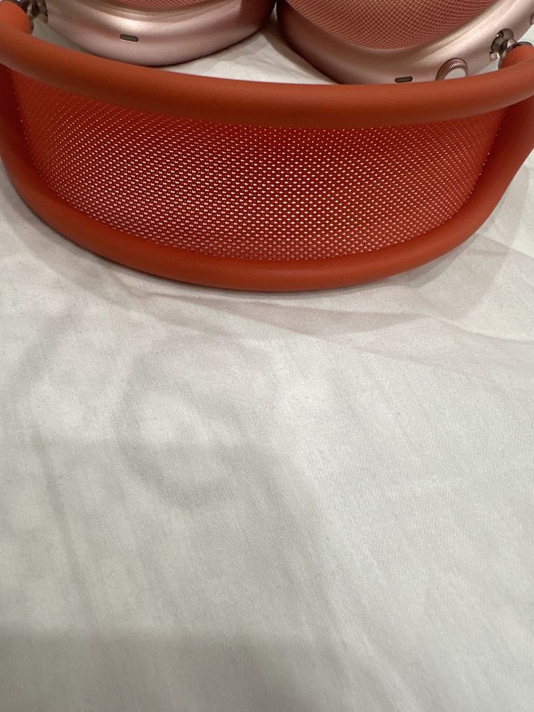 Air pods max в красном цвете