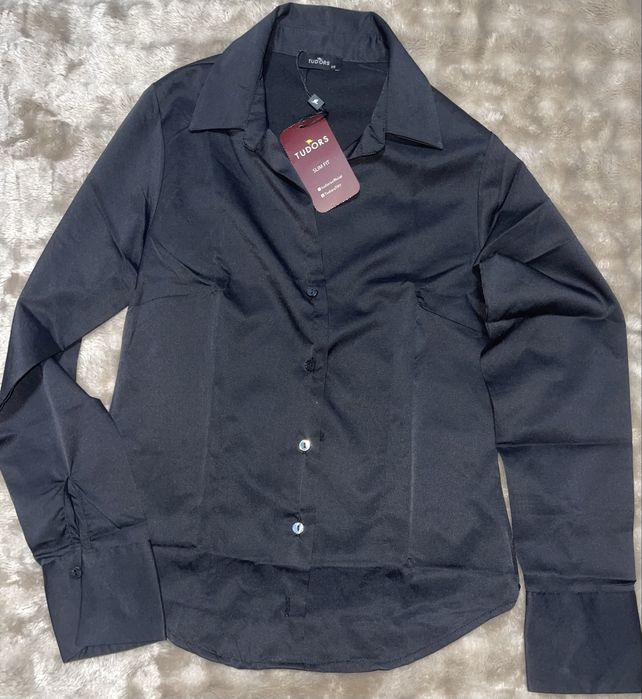 Чисто нова черна сатенена риза