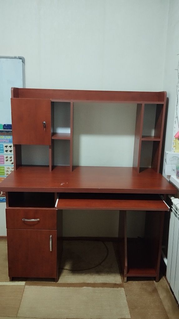 Продам Письменный стол.