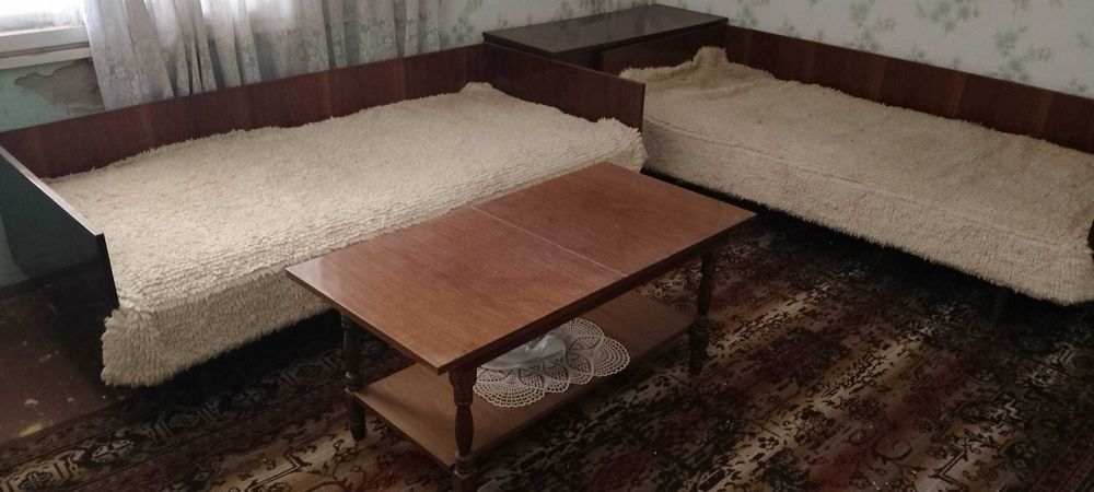 Ъглови легла с матраци + ракла + маса