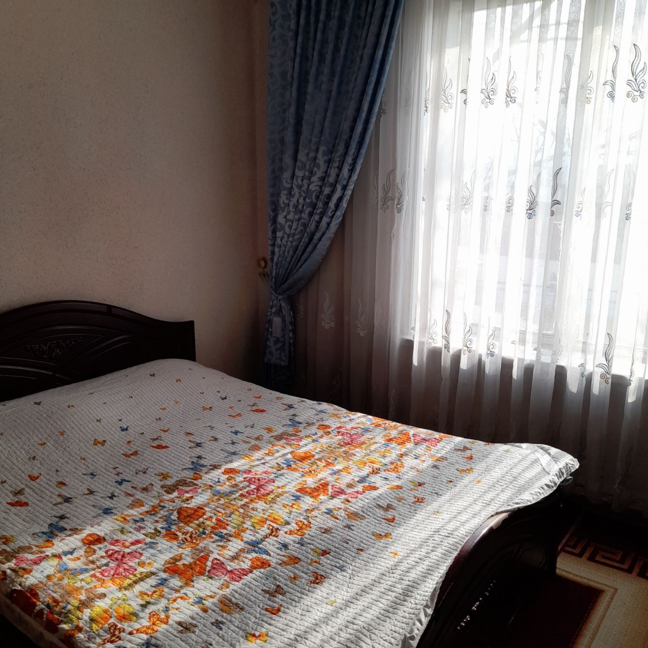 Srochna Qorasaroyda uy sotladi.
