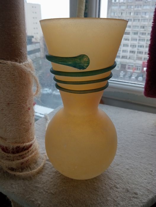 Vaza înaltă grea din sticla