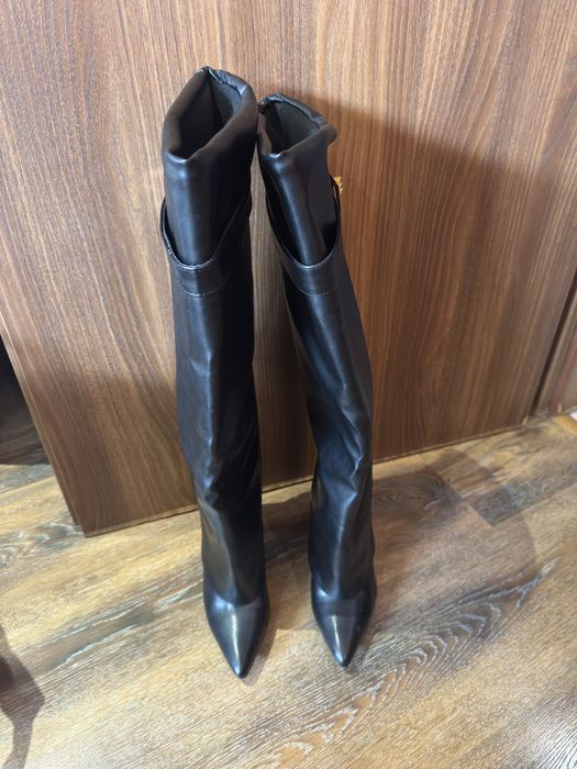 Високи ботуши на ток