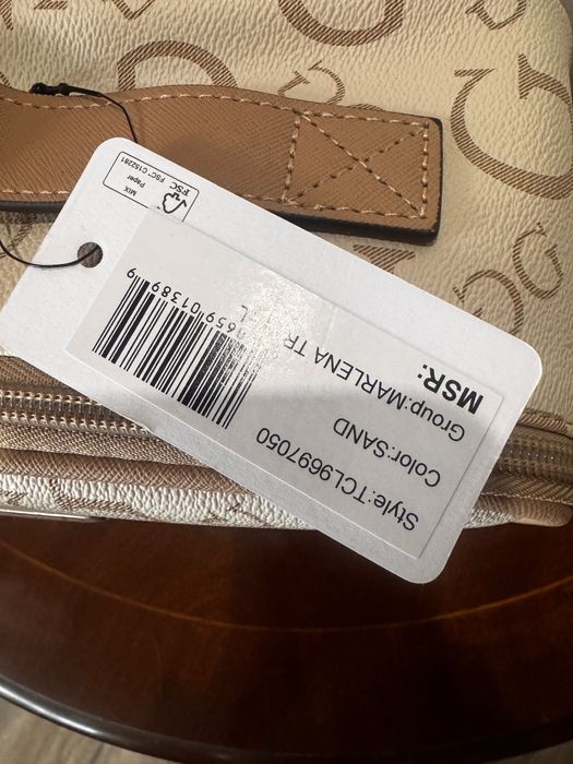 Guess чанта за тоалетни пренадлежности