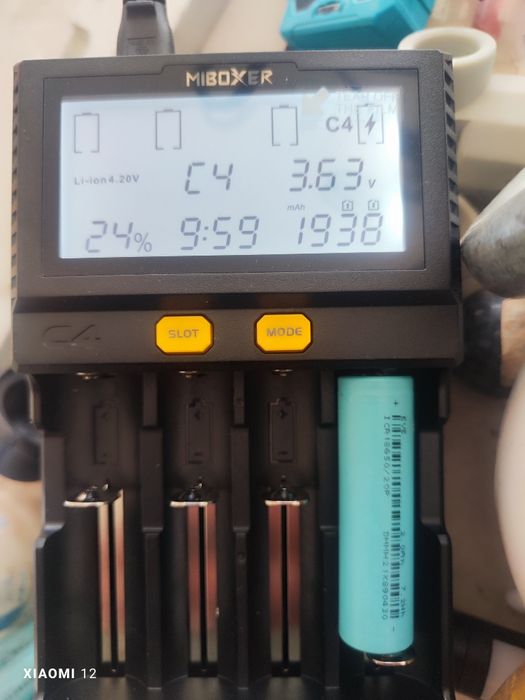 Универсално зарядно устройство Miboxer c4