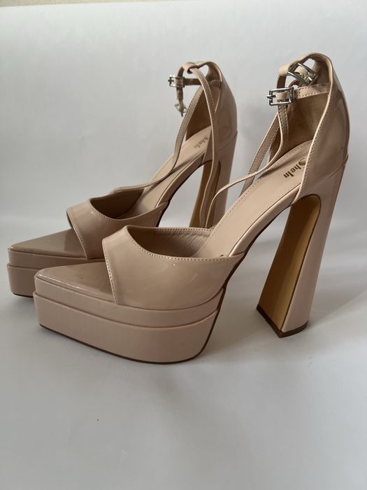 Високи токчета в телесен цвят