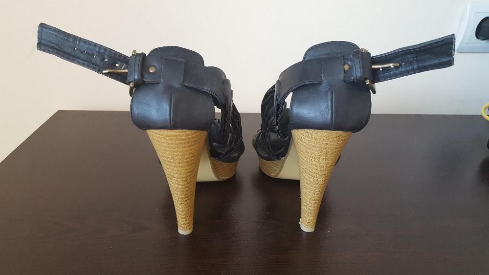 Черни женски сандали
