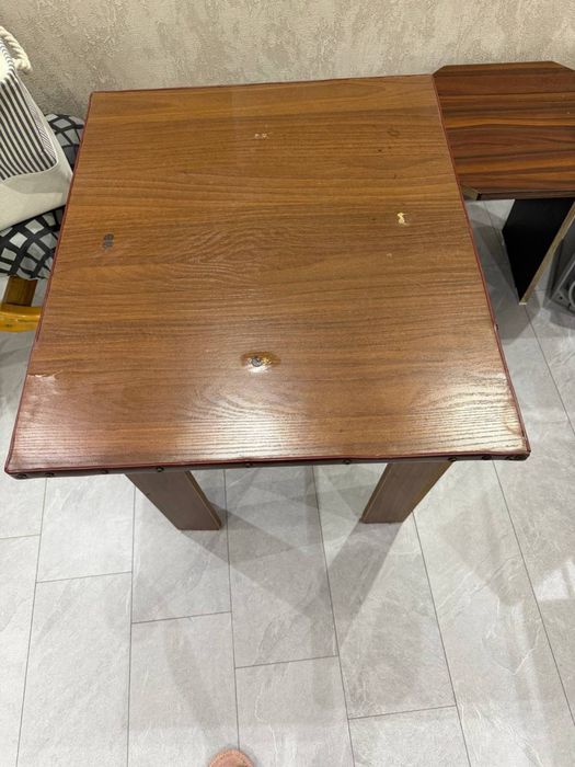 Продам стол с табуреткой.