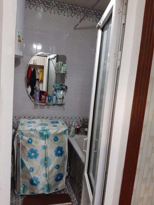 Срочно Продаётся 2 х комнатная квартира на 2 этаже в кирпичном доме .