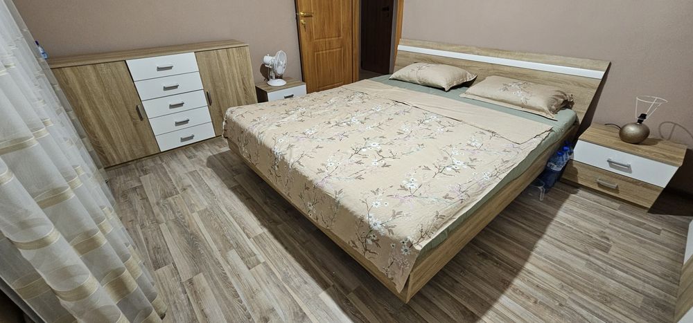 Спалня  200/200 с матрак , 5 кр гардероб ,скрин 140см , 2 шкафчета