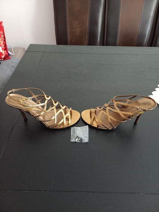 Sandale dame,cu toc,marimea 37. Pret.30 lei.