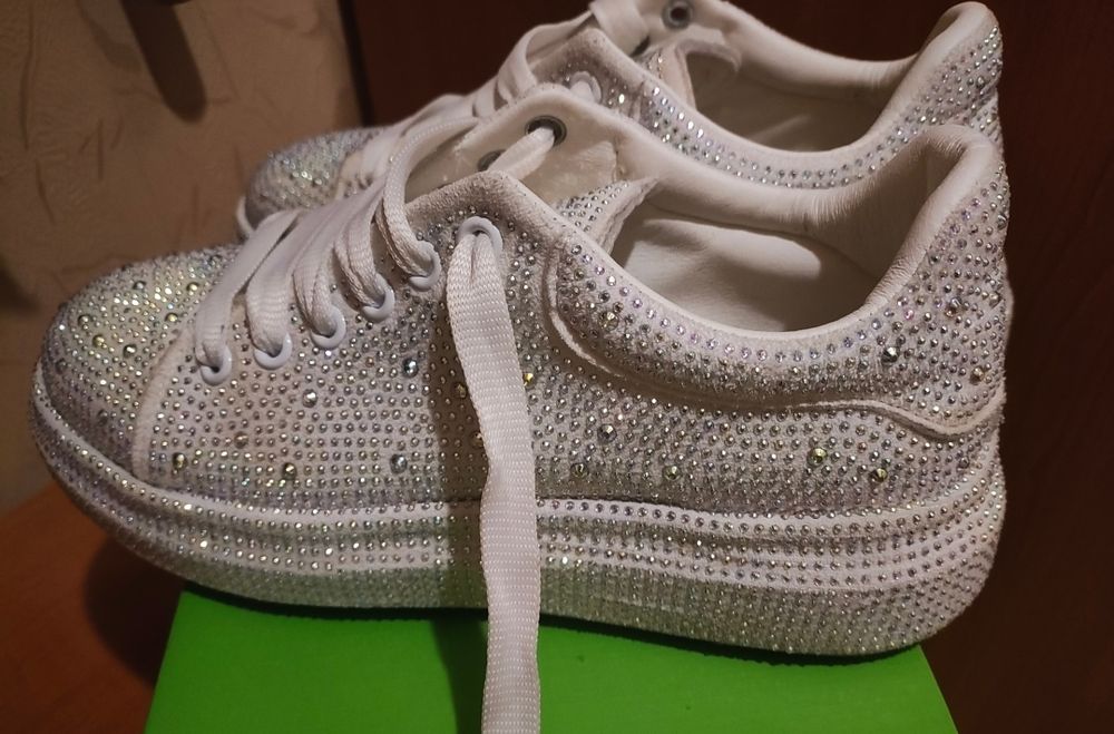 Дамски сп.обувки с камъчета