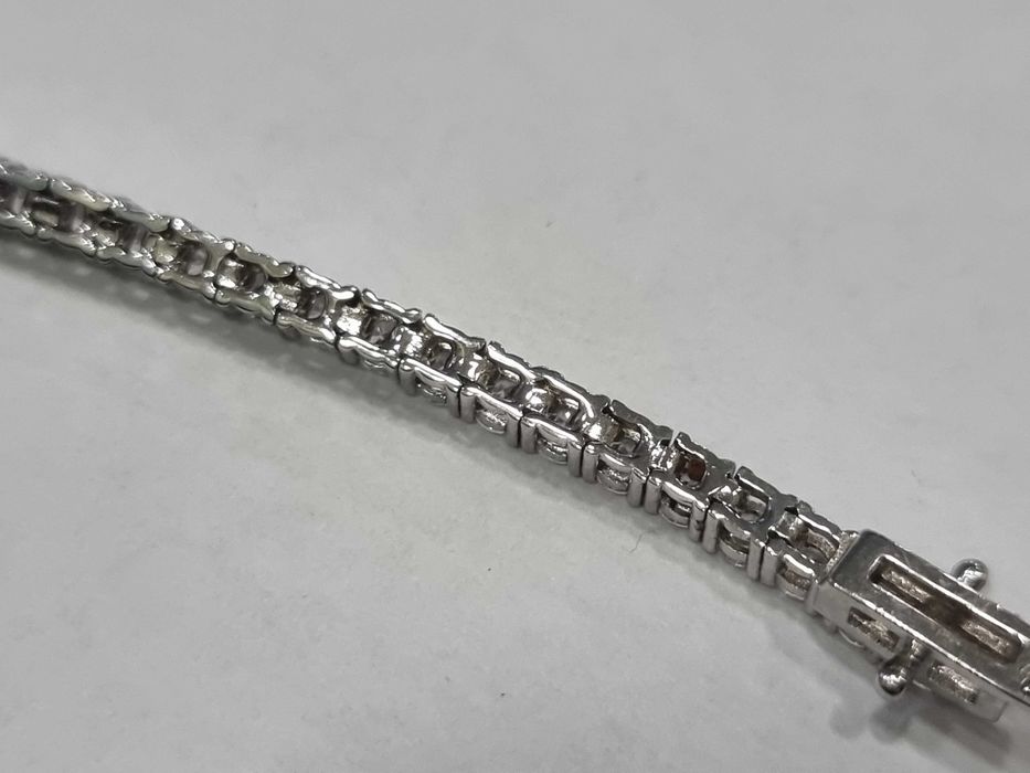 Красива дамска сребърна гривна с инкрустирани множество камъни