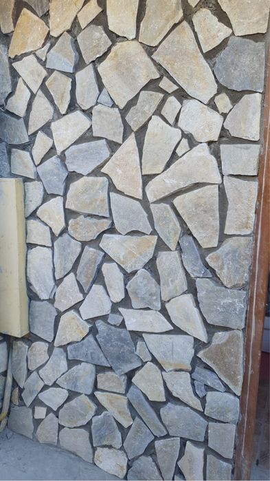 Piatra naturala diferite nuante si dimensiuni