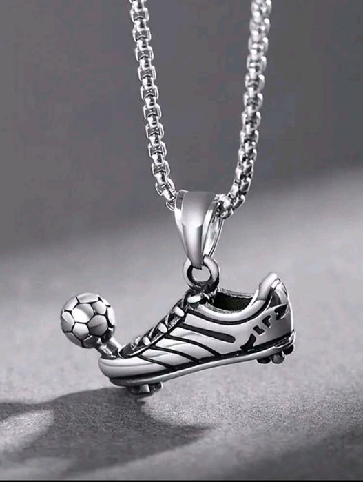 Colier cu forma unei ghete de fotbal și o minge.