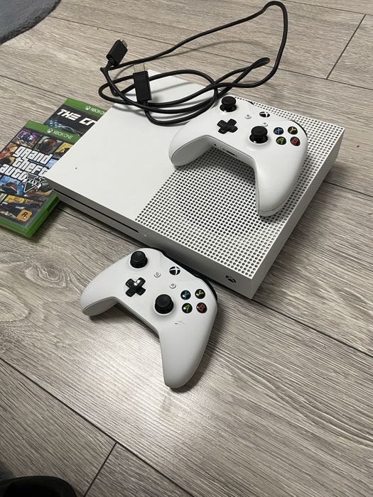 Xbox one S 500 gb 2 manete