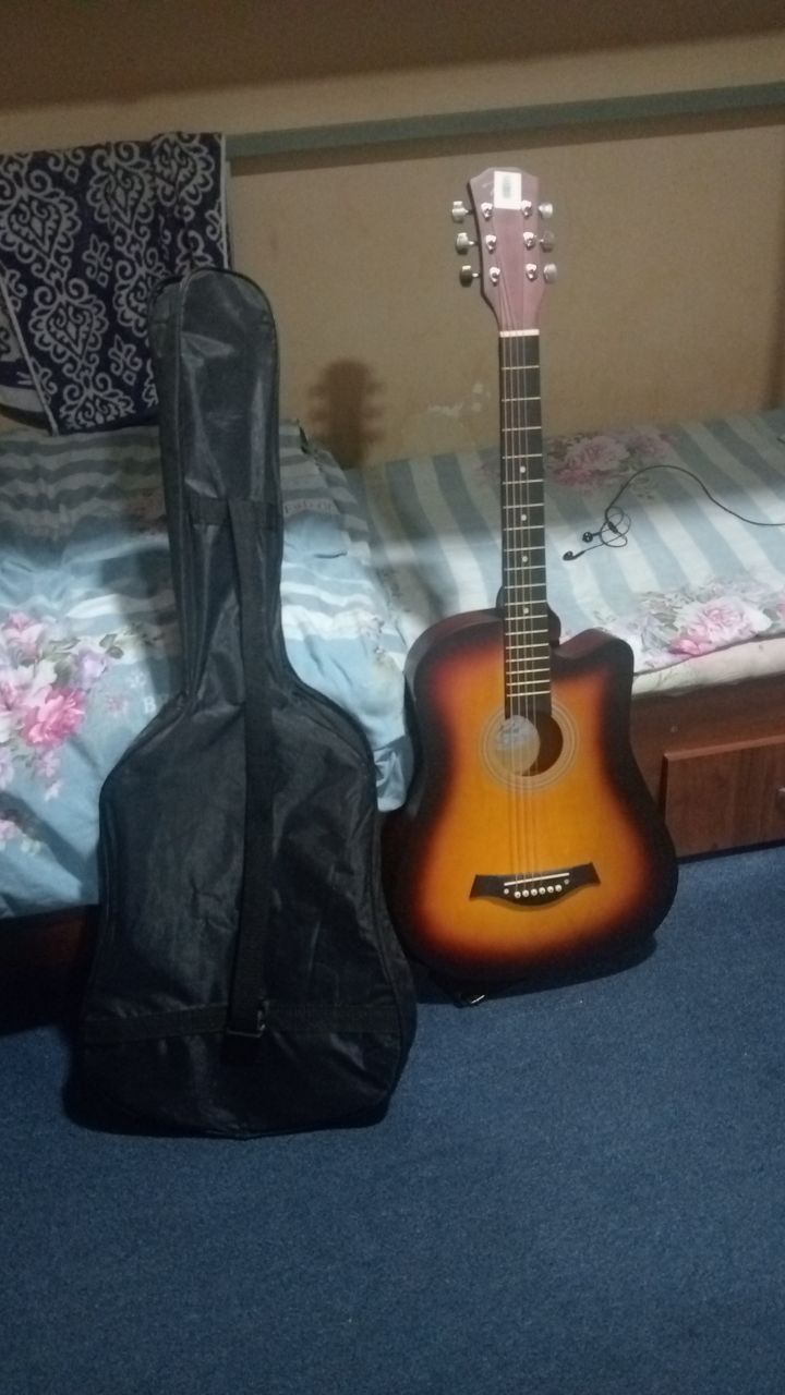 Gitara sotiladi yangi hali siroshni sotiladi