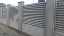 Garduri moderne din sipca metalica, plasa bordurata, lemn tip jaluzea
