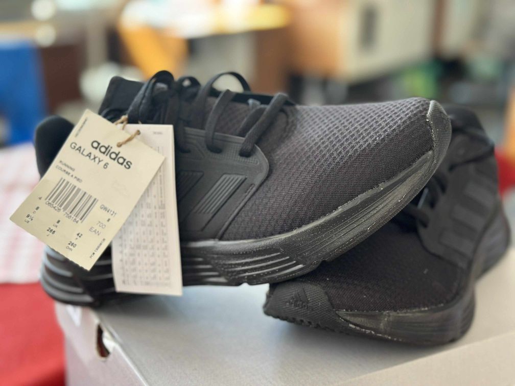 Чисто нови маратонки ADIDAS